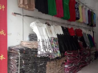 成都服裝、鞋帽、箱包跳樓貨低價批發指南 庫存尾貨助力擺攤開店